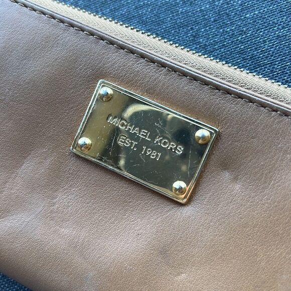 Michael kors wallet tan leather - small imprint in leather (pictured) - Picture 1 of 4